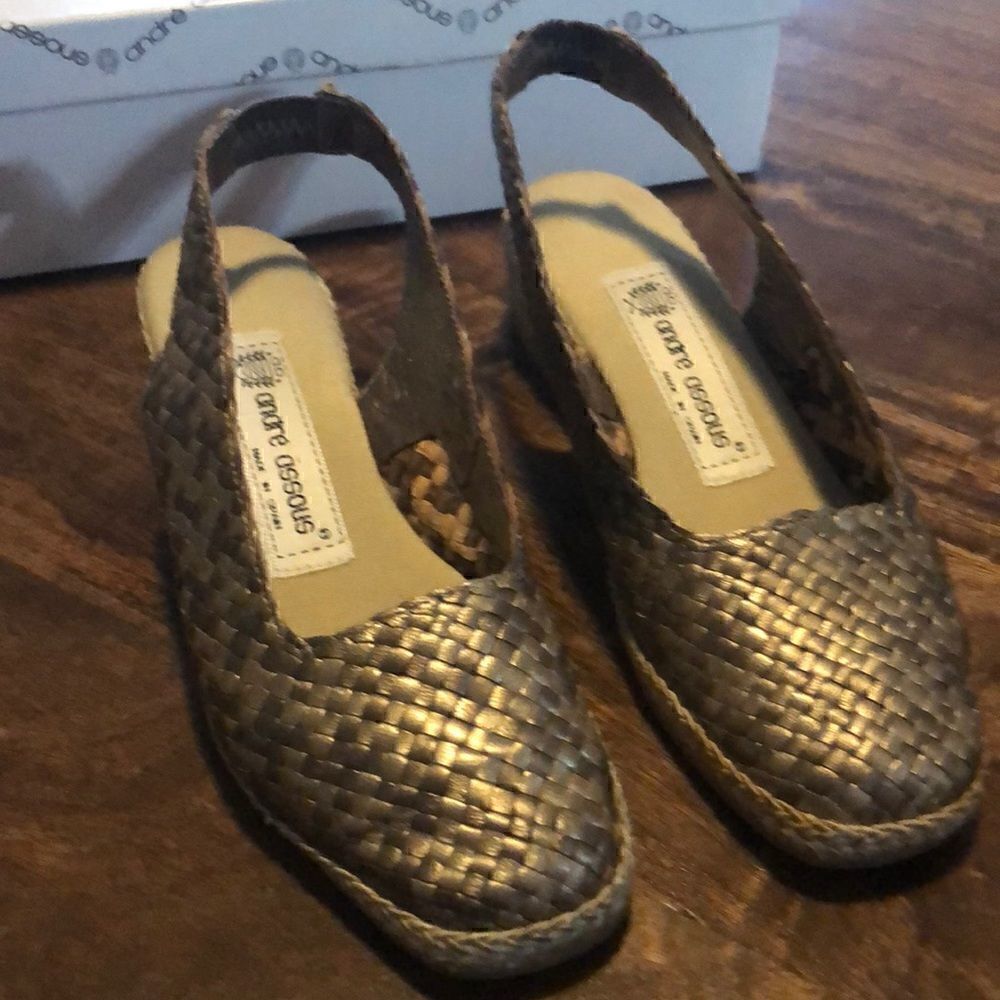 Andre Assous Paula Gold Metallic Woven Closed Toe Sandals size 7.5 M